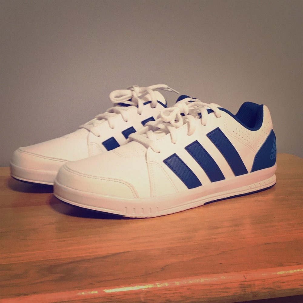 Adidas Tennis shoes MUST LOOK WORN ONCE SIZE 6